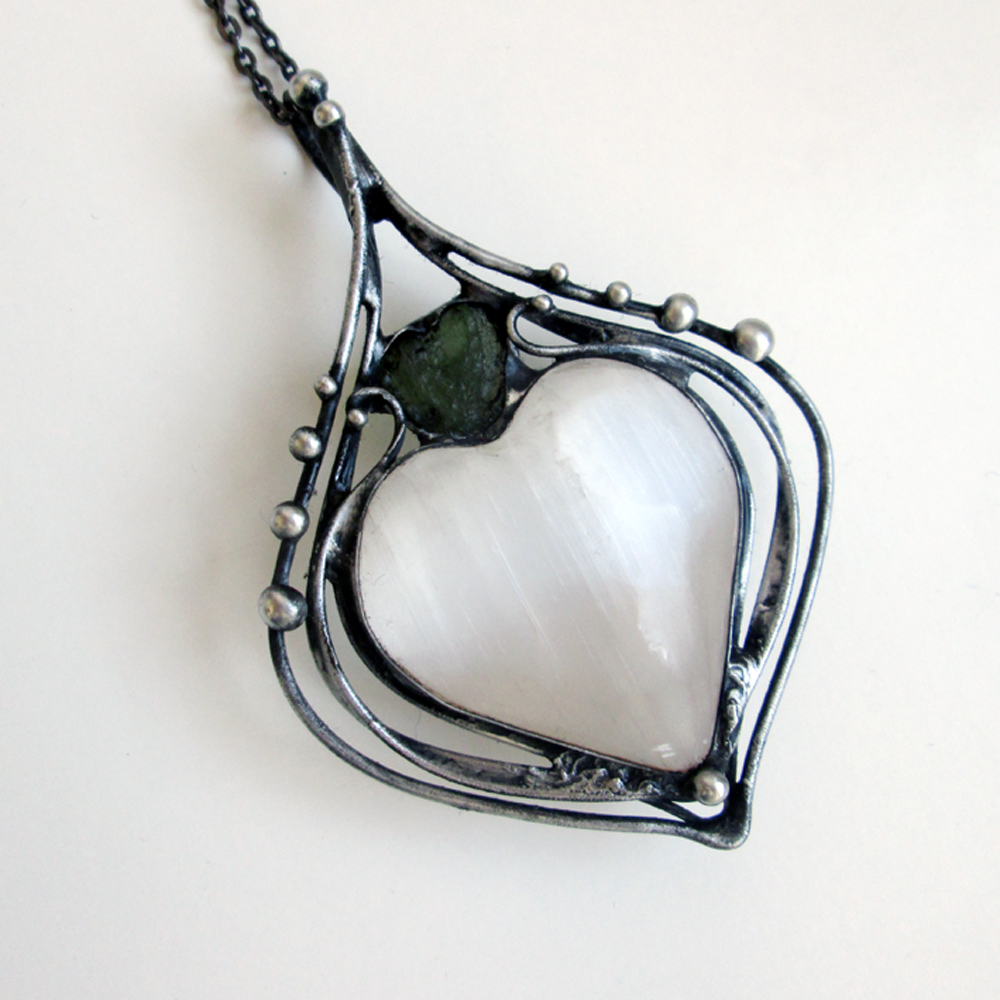 Selenitové srdce s vltavínem