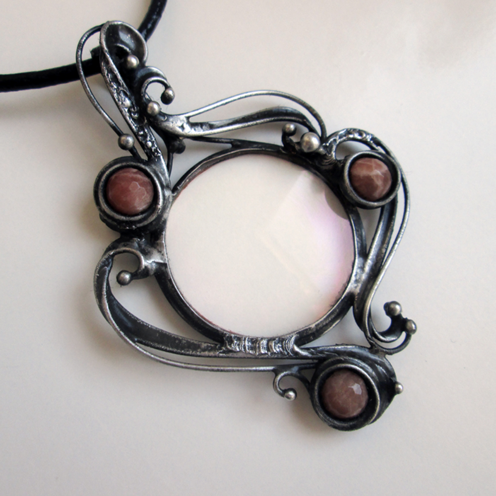 Optická čočka s měsíčním kamenem