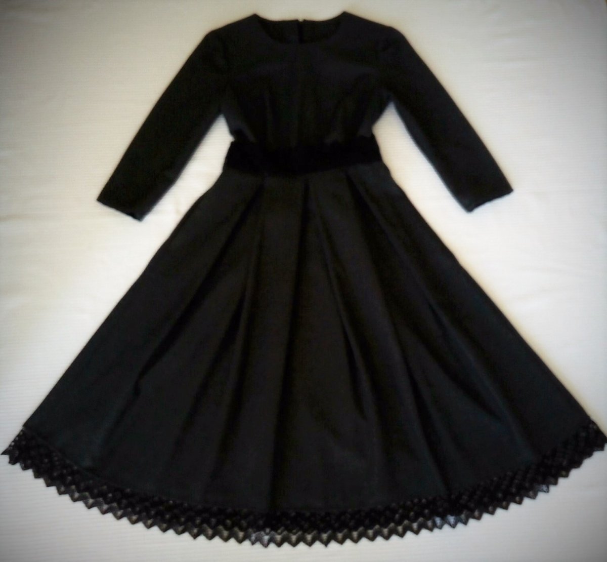 Klasické tmavě šedý šaty  s háčkovanou  krajkou. 