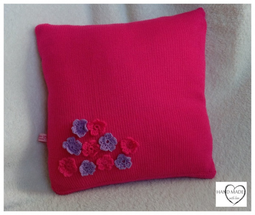 Růžový pink polštářek s kytičkami 