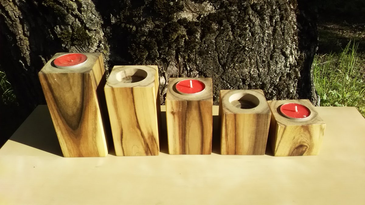 Originální ručně vyráběná dřevěná sada 5ti svícnů.
