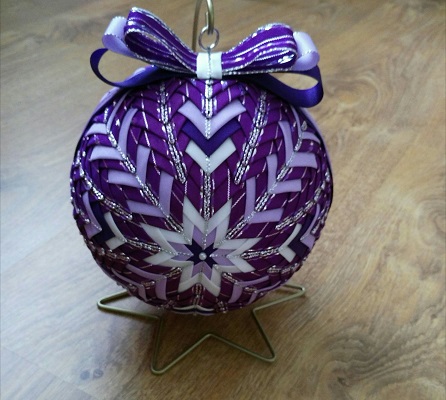 Vánoční koule se zlatým stojánkem