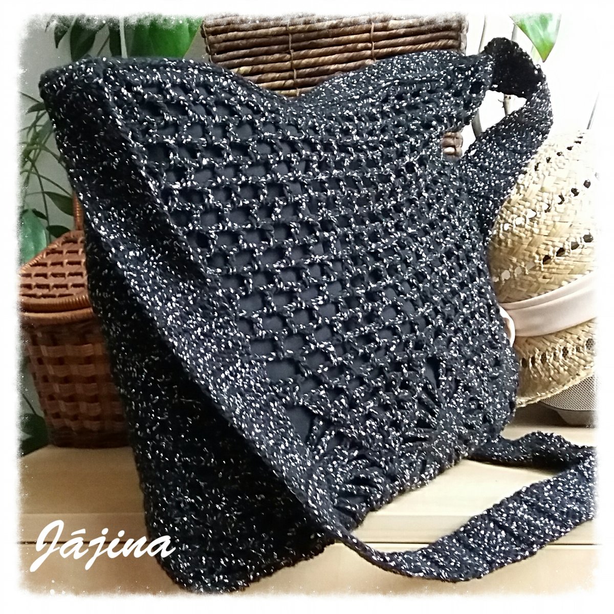 Černá se stříbrnou nitkou