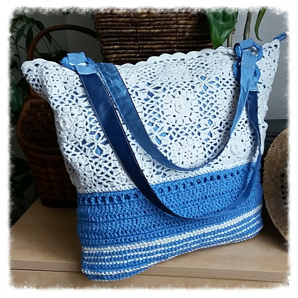 Háčkovaná modrobílá