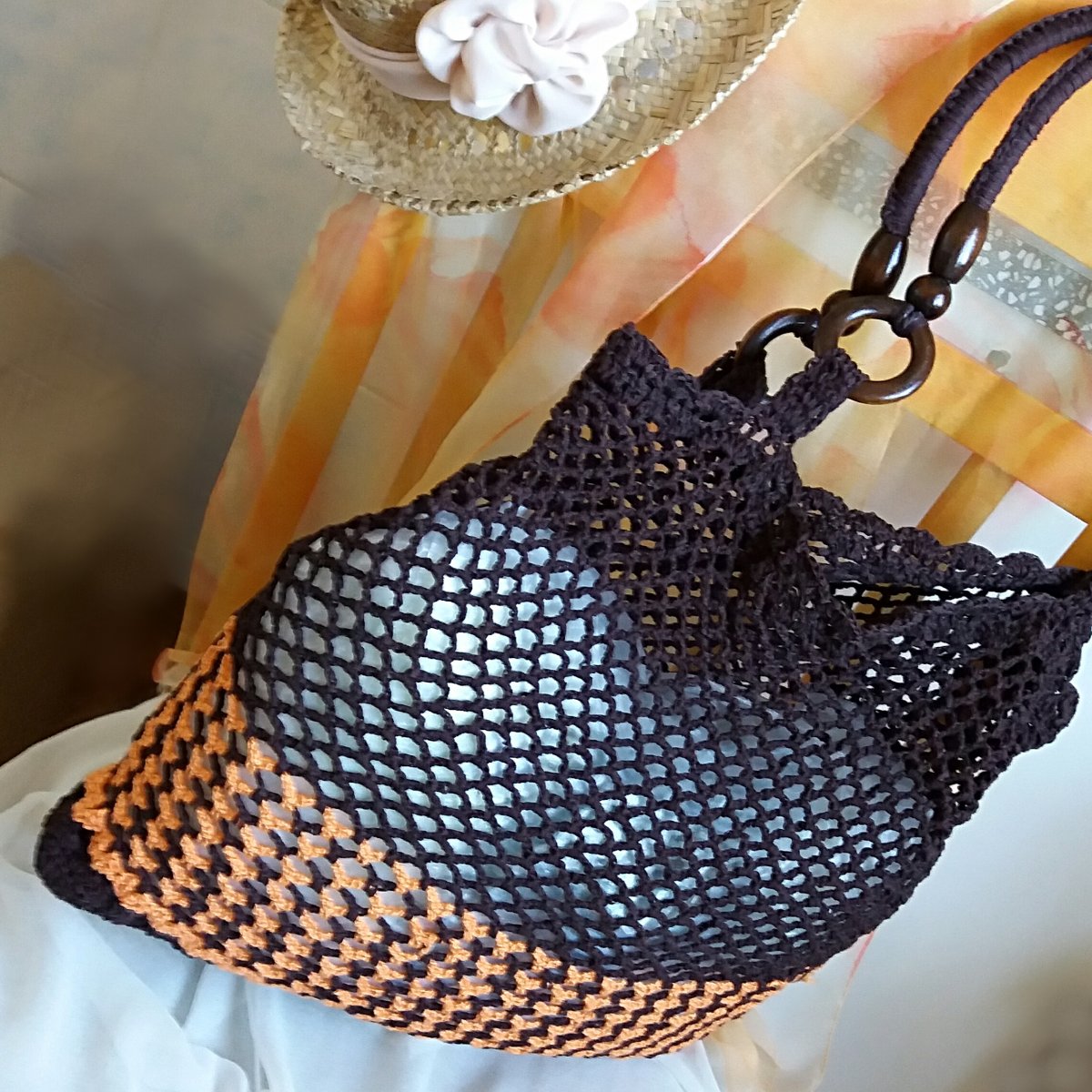 Hnědá háčkovaná síťovka