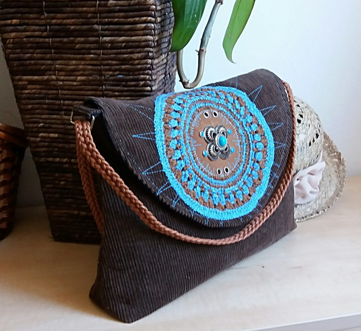 Manšestrovka hnědá s modrým sluncem