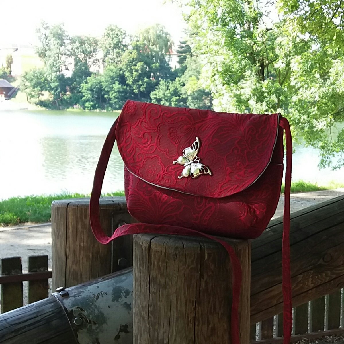 Vínová kabelka s klopou