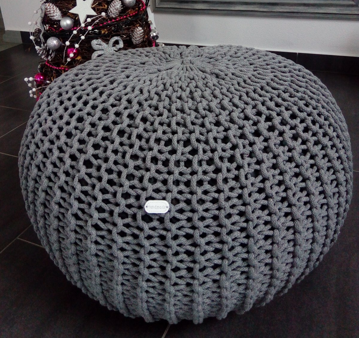 Šedý puff z bobbin šňůr