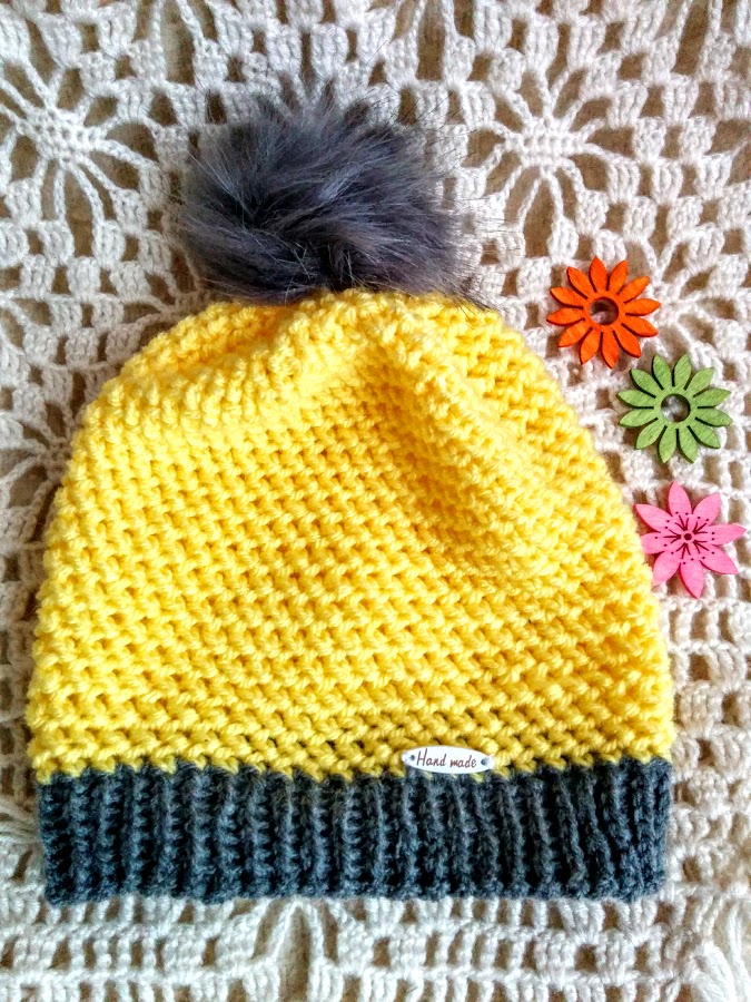 Háčkovaný kulich s kožešinovou bambulí