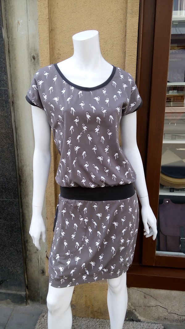 Šaty plameňáci na šedobéžové vel. M/L