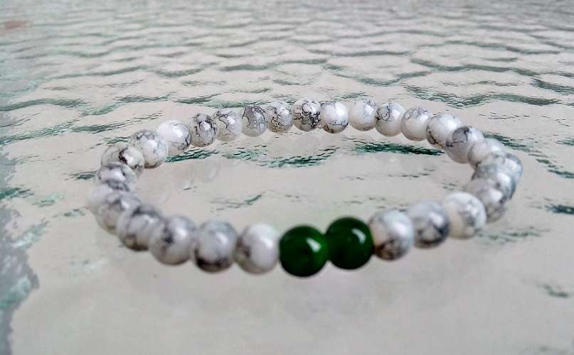 Náramek bílý + dva zelené králky