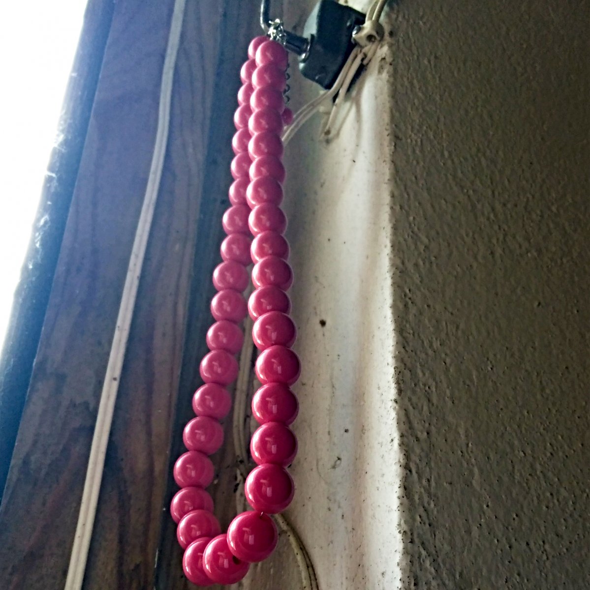 Tmavě růžové retro korále - plastové