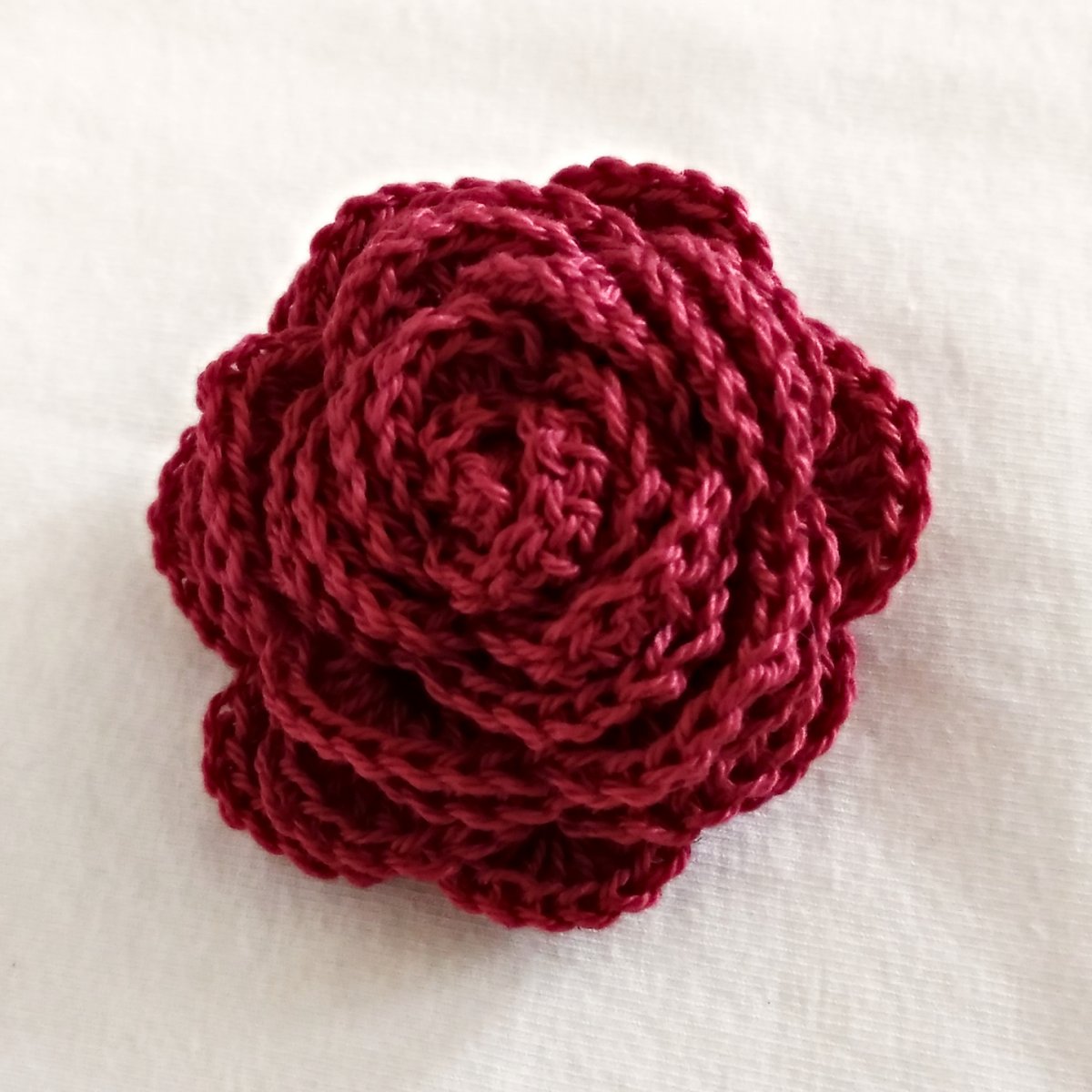 Háčkovaná květina ve vínově červené