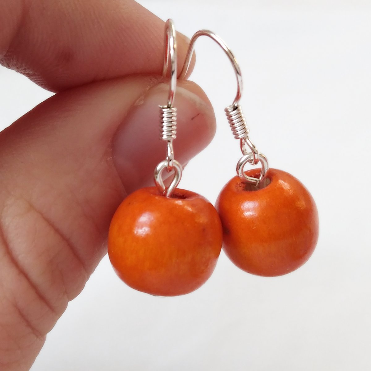 Oranžové náušničky - dřevěné