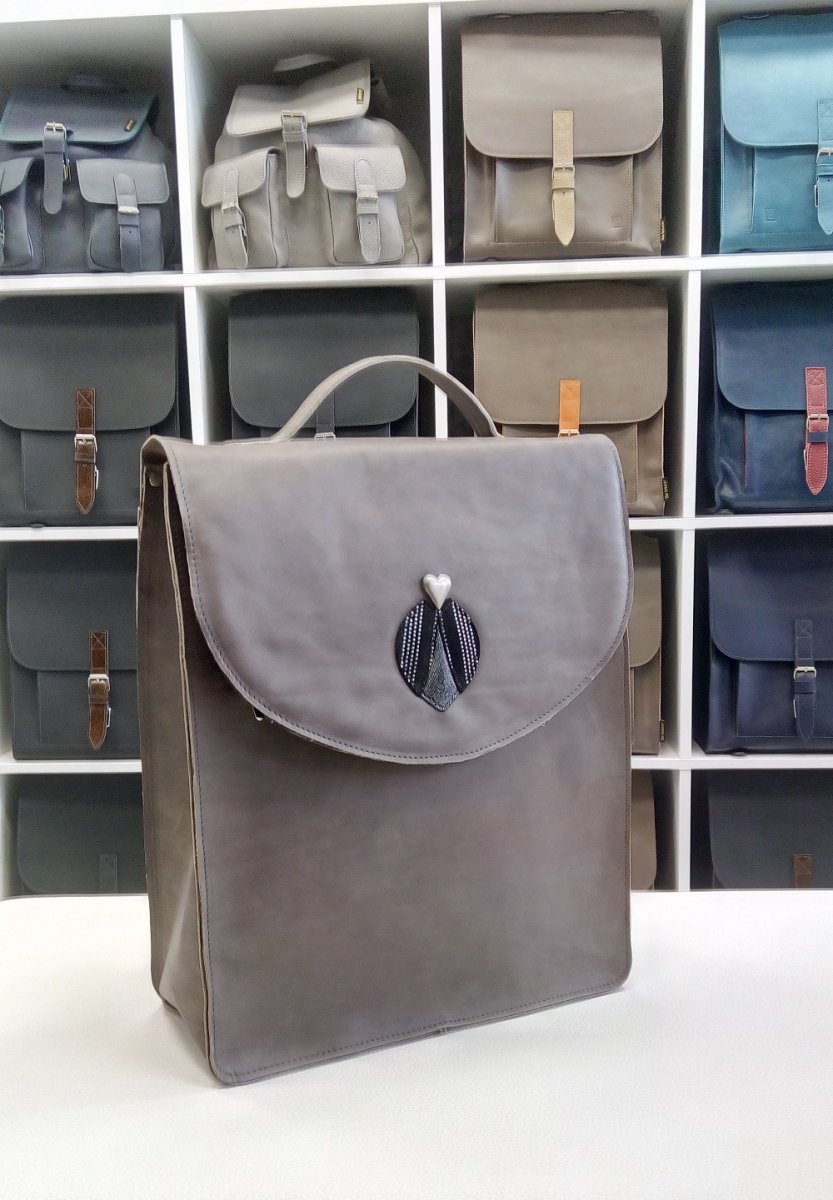 Kožený batoh šedý s aplikací