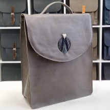 Kožený batoh šedý s aplikací
