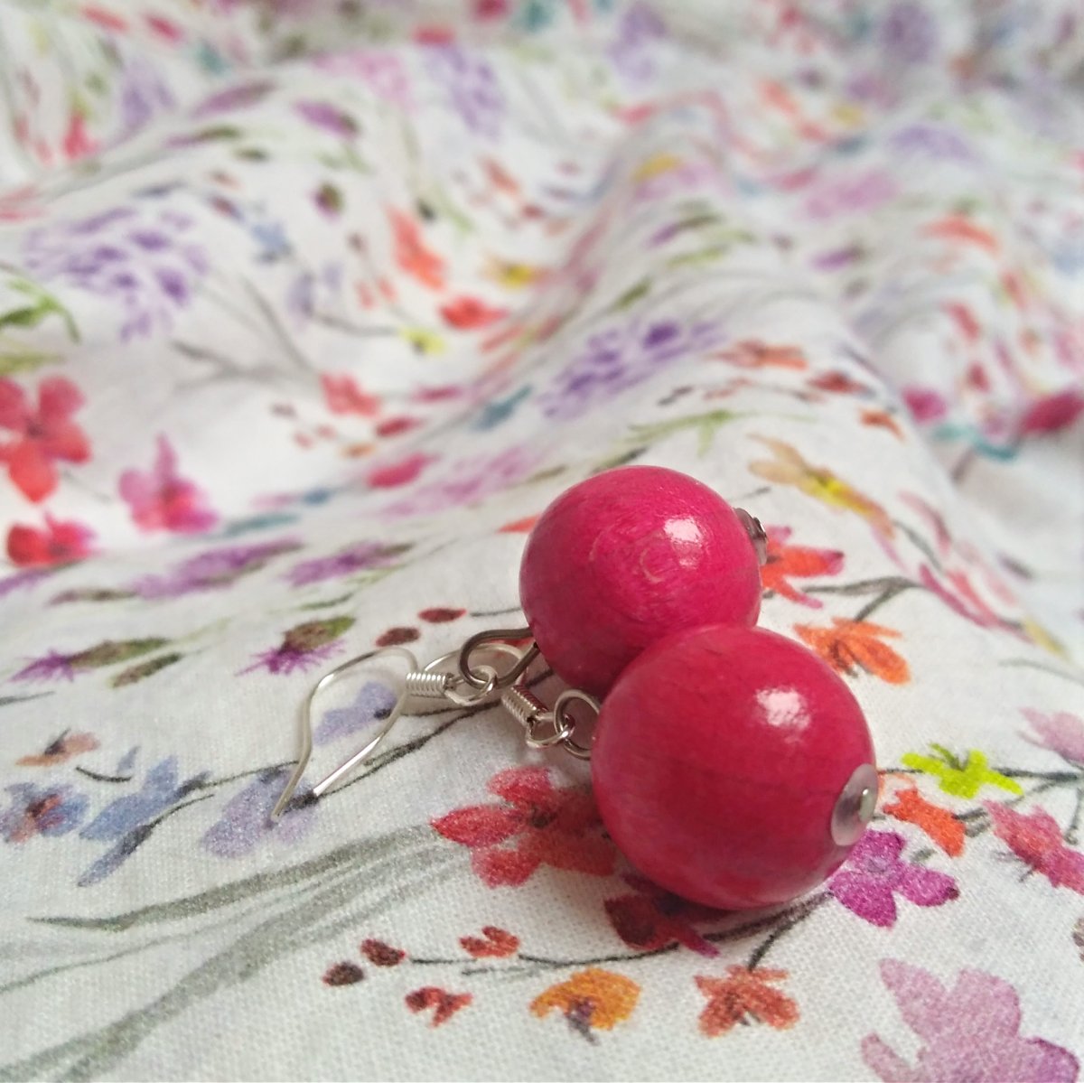 Tmavě růžové náušničky - dřevěné