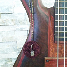 Kytara v zachumlání – náhrdelník
