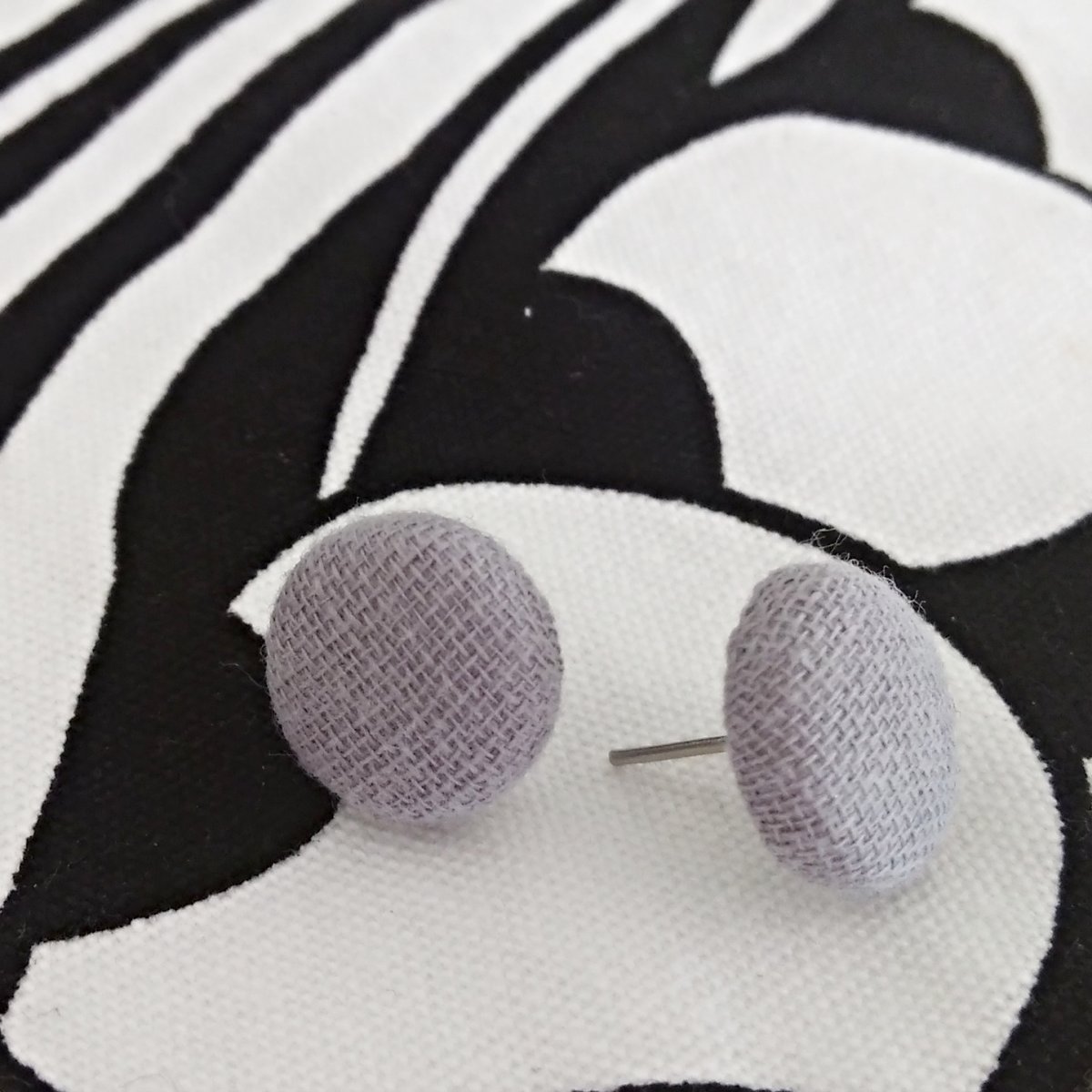 Světle šedé – buttonkové náušnice