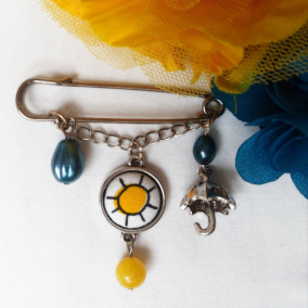 Ozdobný spínací špendlík, po dešti