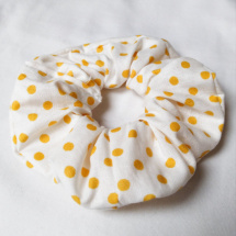 Textilní gumička/náramek – žluté puntíky