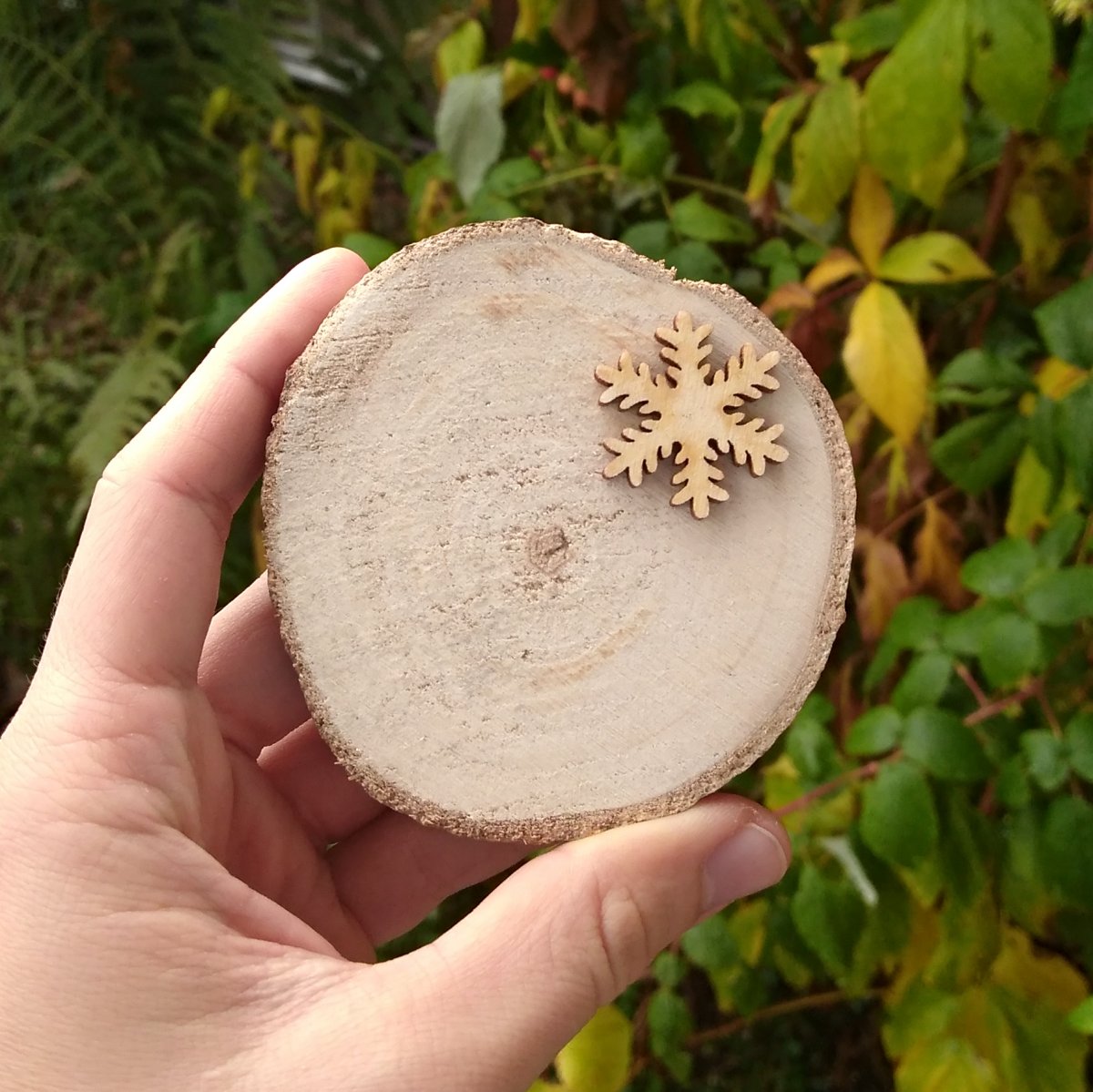 Dřevěná brož s vločkou