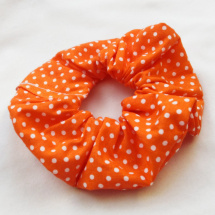 Textilní gumička/náramek – oranžové puntíky