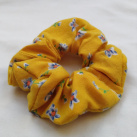 Textilní gumička/náramek – květy na žluté