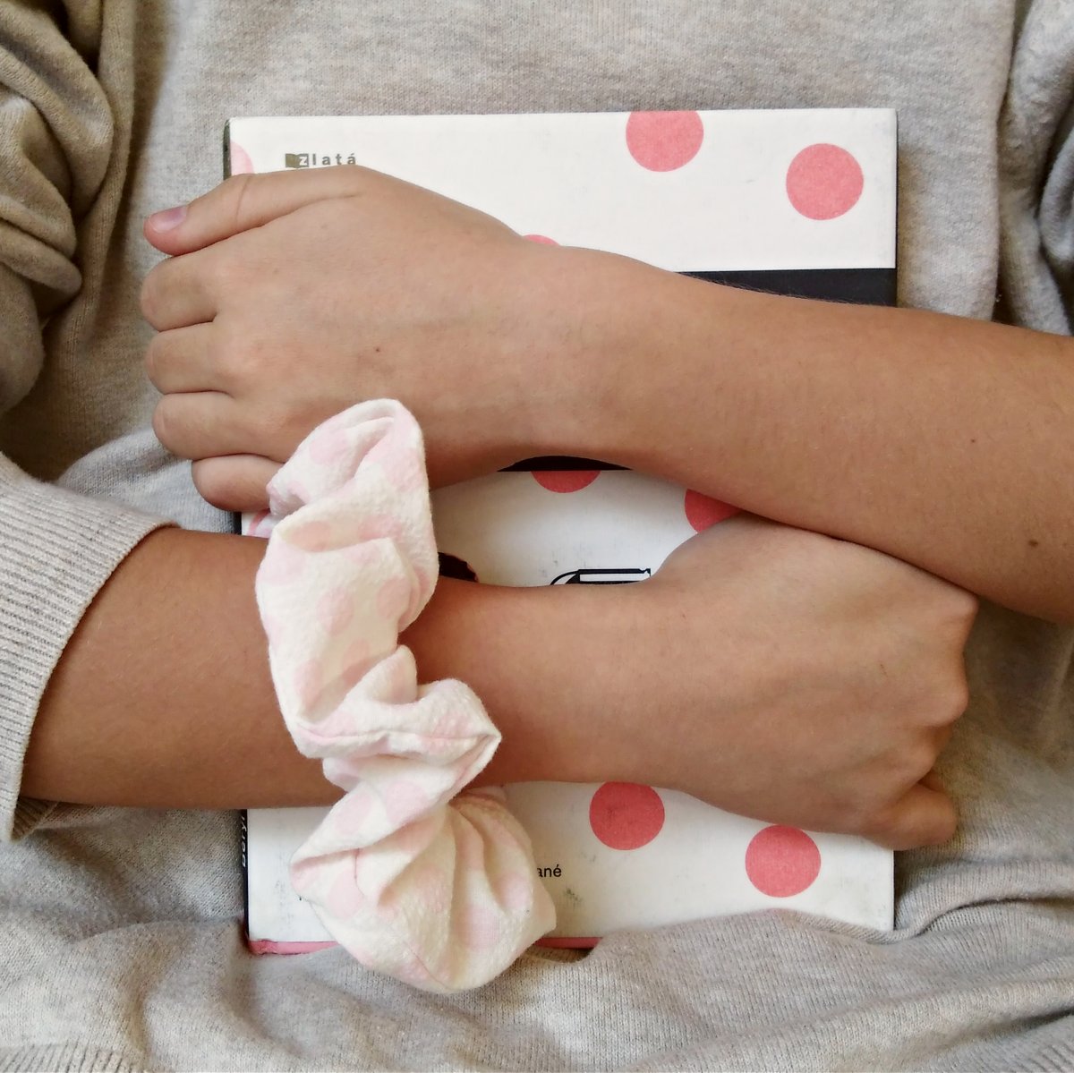 Textilní gumička/náramek – něžné puntíky