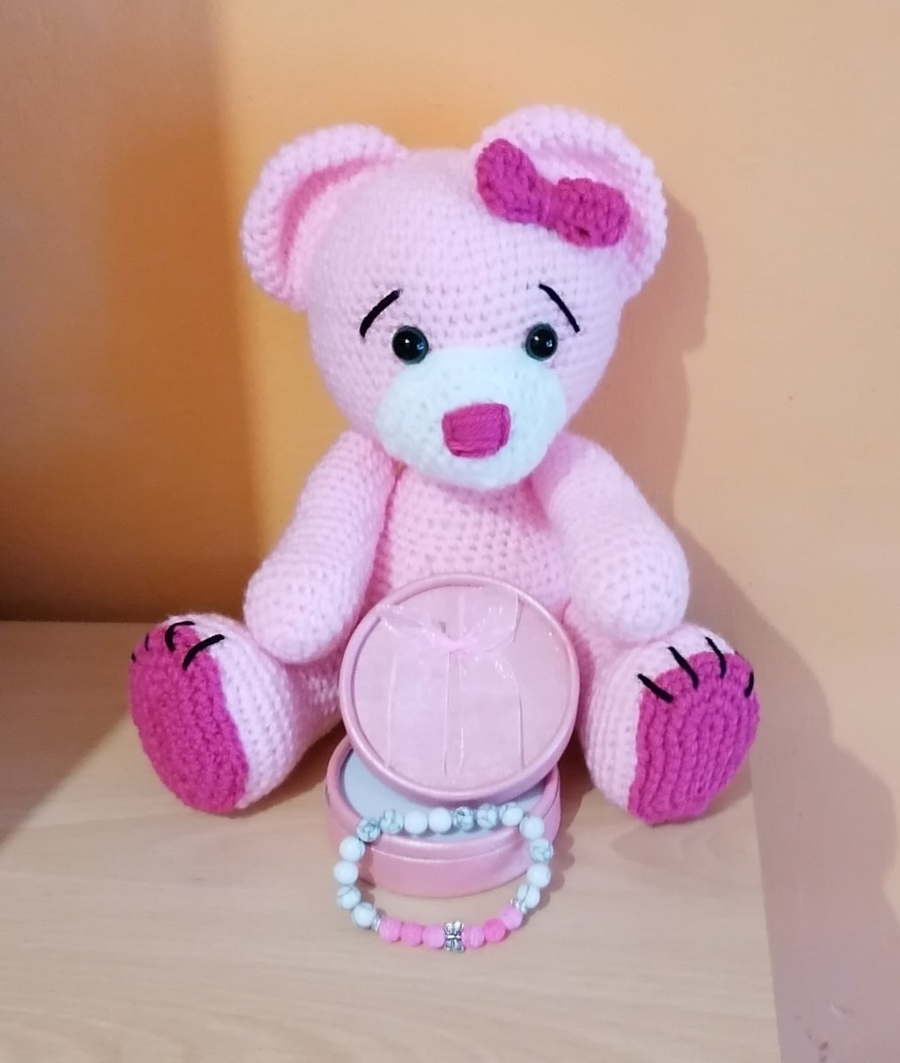 Háčkovaný medvídek s minerálním náramkem v krabičce 