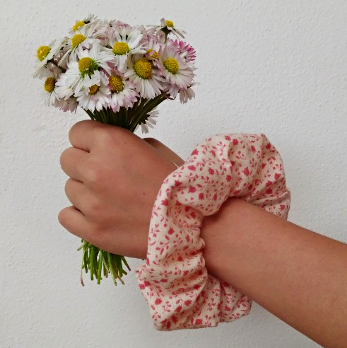 Textilní gumička/náramek – starorůžové kvítky