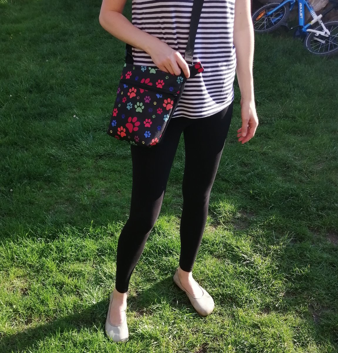 Kabelka - velké barevné tlapky 