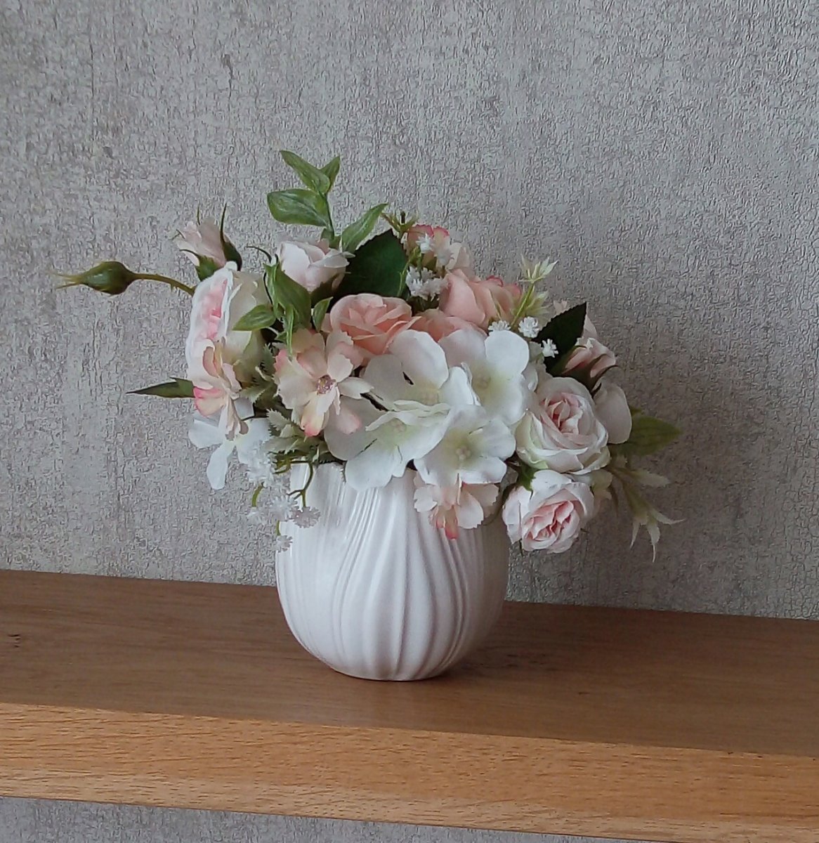 Květ růže v eukalyptu