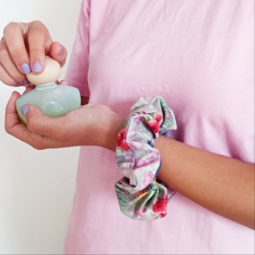 Textilní gumička/náramek – maliny a ptáci