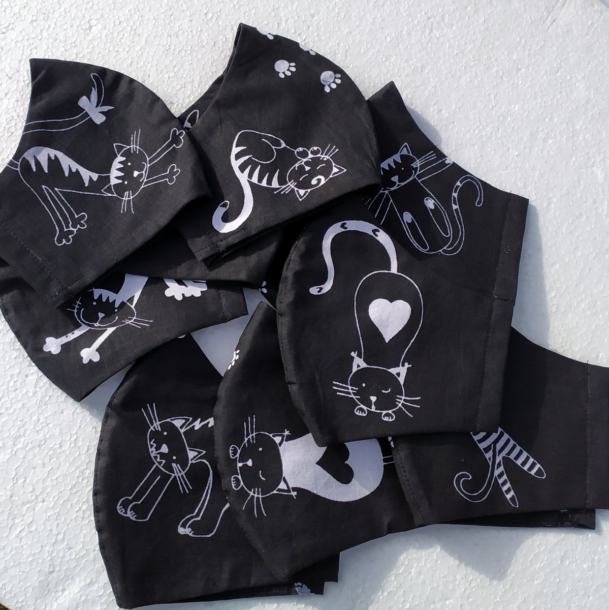 Kocouři, kočky a koťata - tvarovaná dvouvrstvá s kapsou 