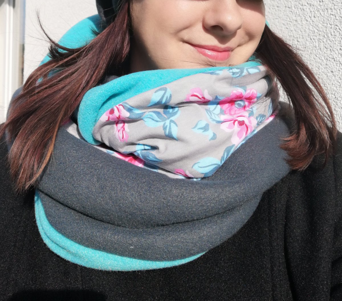 nákrčník dámský z fleesu šedý, tyrkys a růžičky 