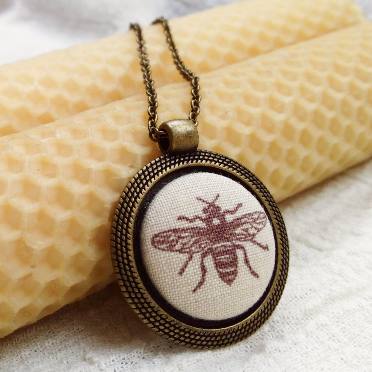 Včelí královna – náhrdelník