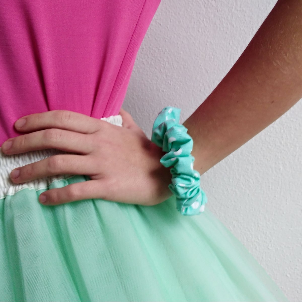 Textilní gumička/náramek – mentol s puntíčky