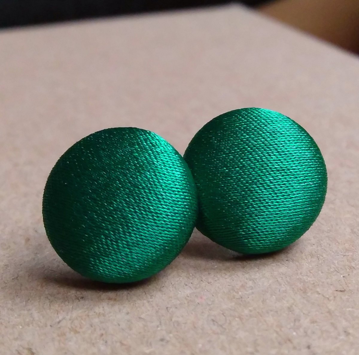 Lesklé tmavě zelené – buttonkové náušnice