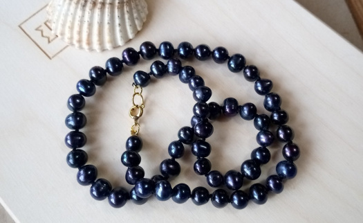 Náhrdelník z tmavě modrých říčních perel, uzlíkovaný
