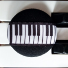 Černé piano – brož