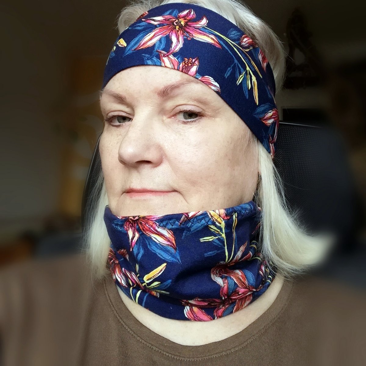 Nákrčník a čelenka-květy v modré