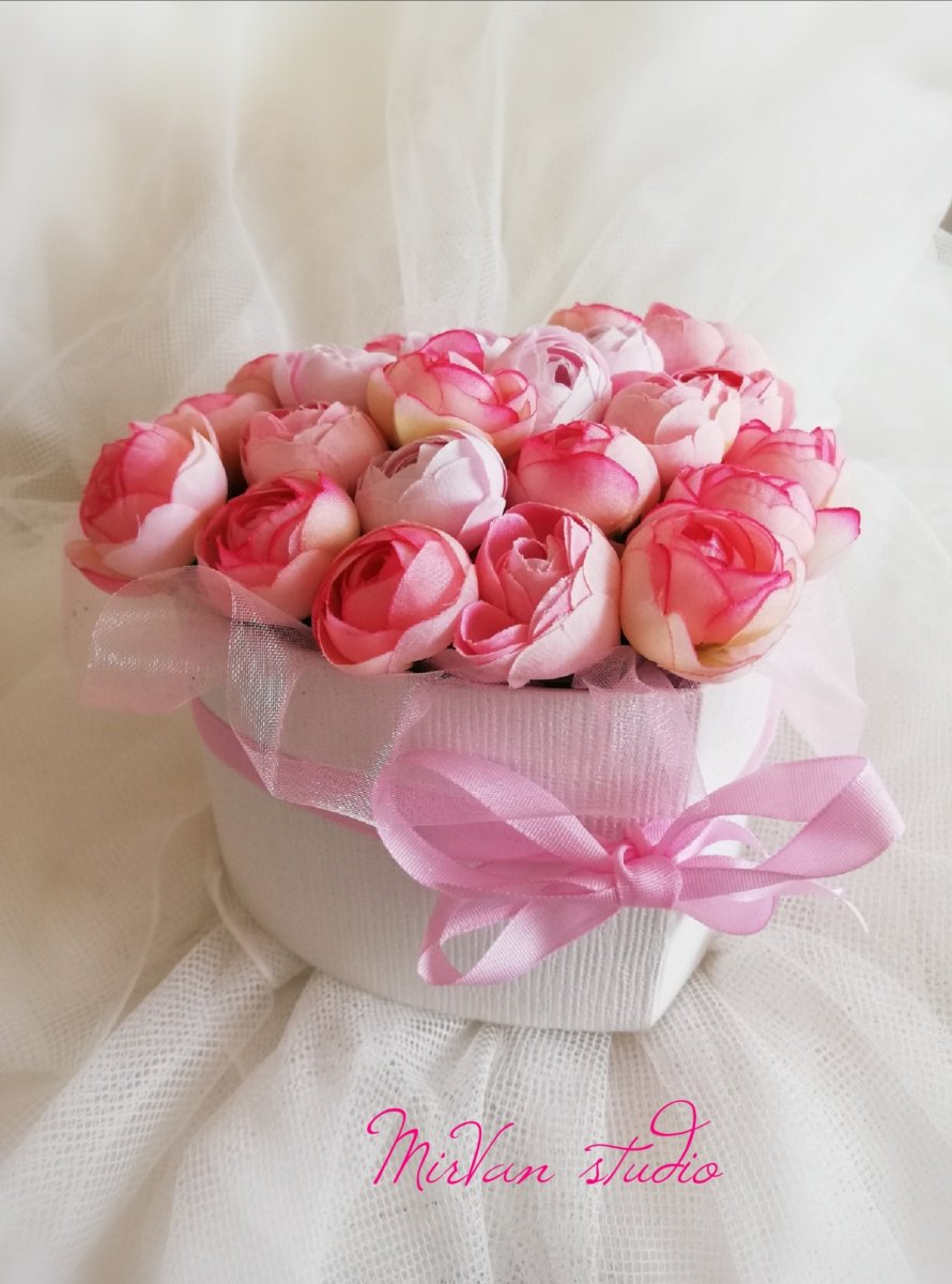 Světle růžové růžičky ve flor boxu, ve tvaru srdce. 