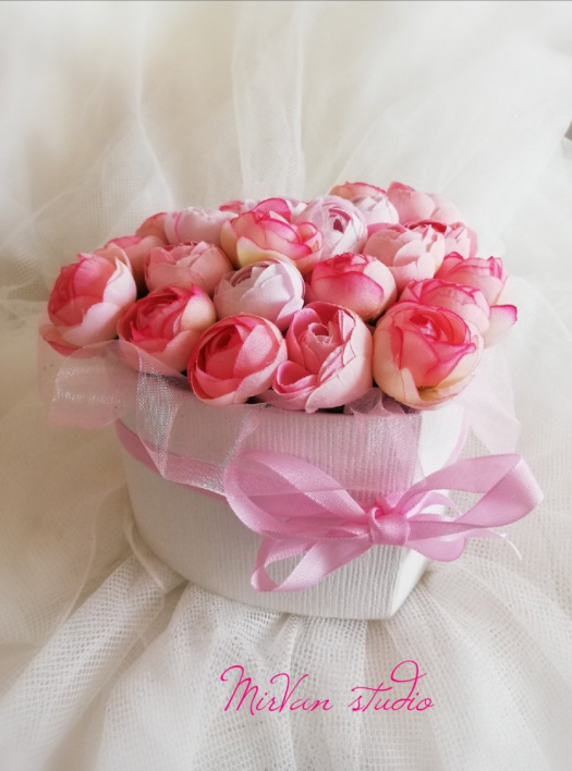 Světle růžové růžičky ve flor boxu, ve tvaru srdce. 