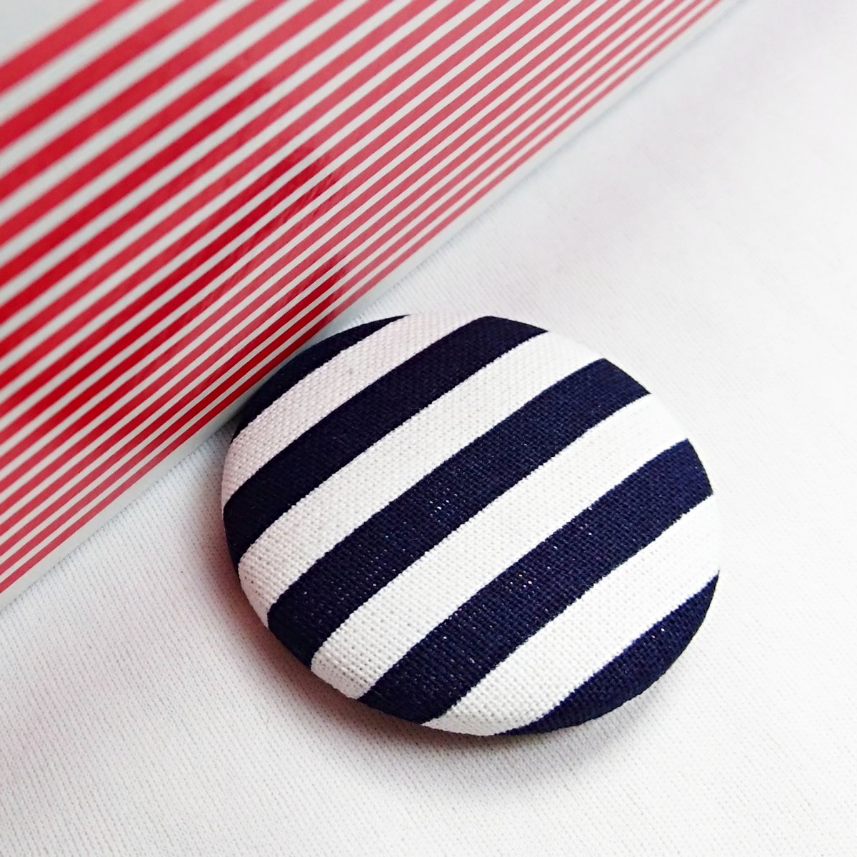 Námořnická brož s pruhy