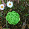 Háčkovaná květina v hráškově zelené