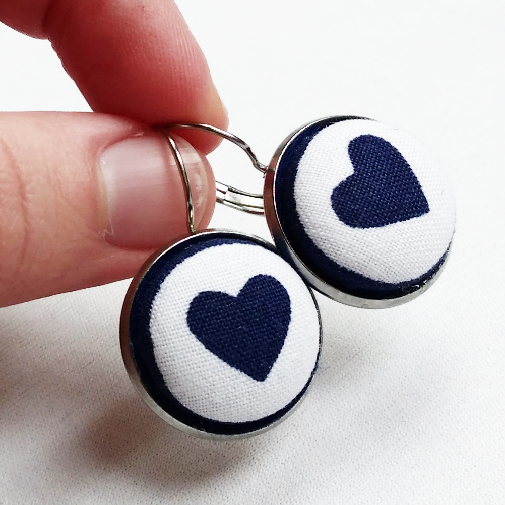 Visací náušnice s modrým srdcem