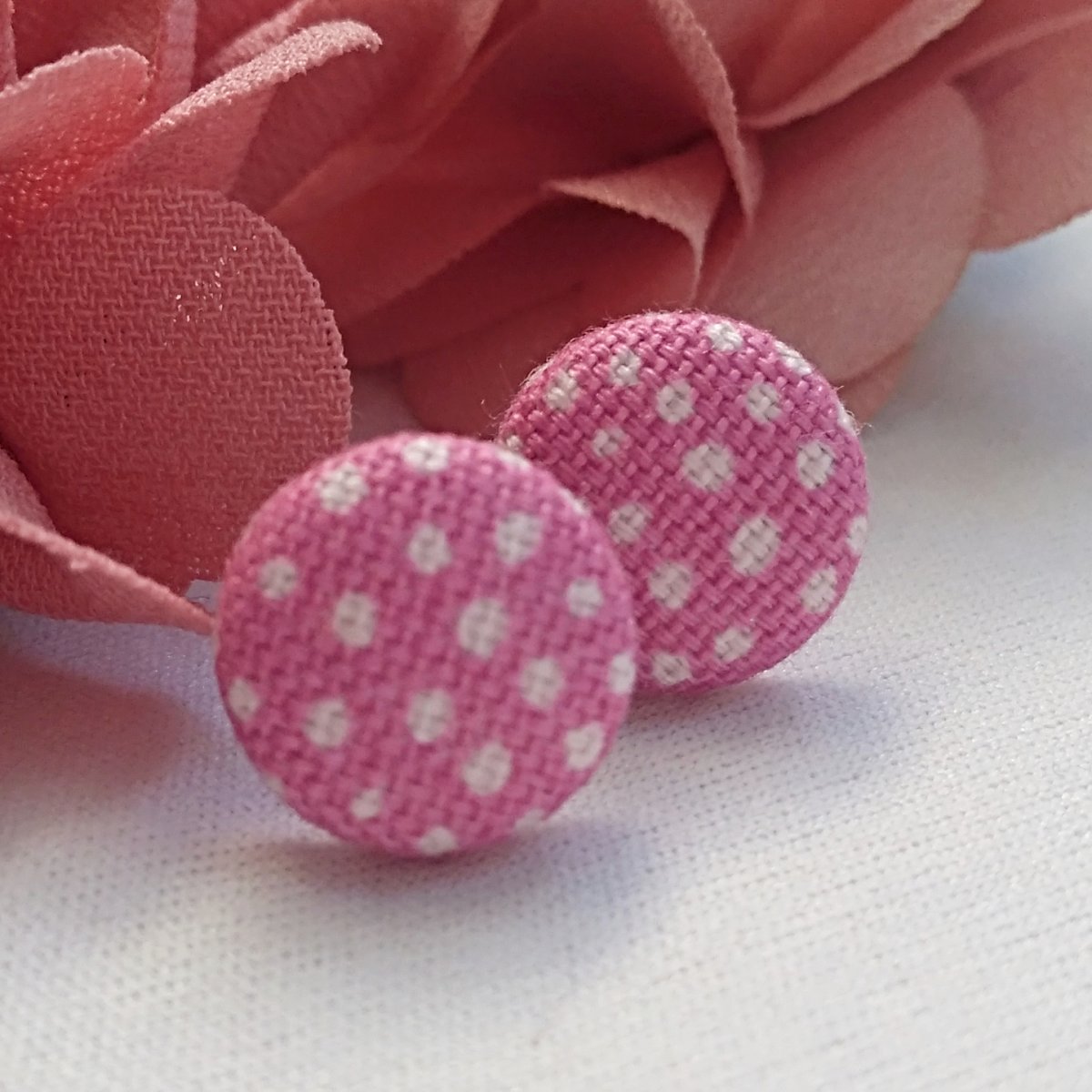 Náušnice s bílými body – buttonkové náušnice