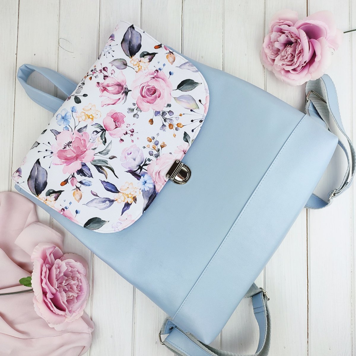 Batoh modrý s květy.