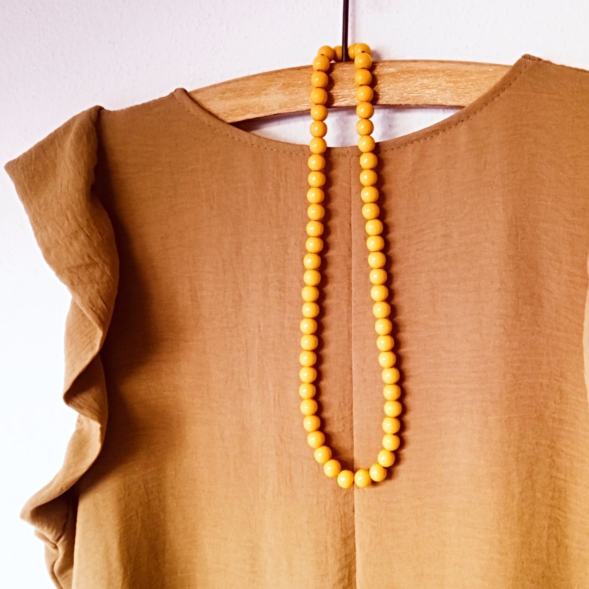 Tmavě žluté korále - dřevěné